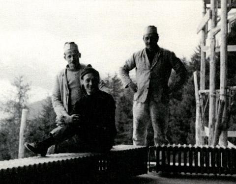Carlo Savini, Angelo Cavallano e Santino Molinari nel cantiere della villa Giobbi a Saint Moritz nel 1963
