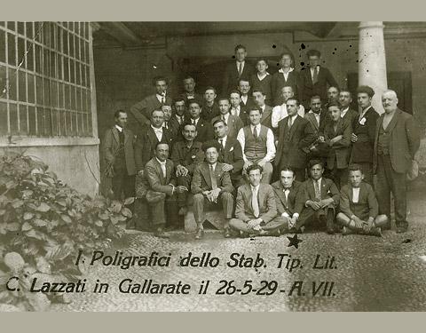 Foto di gruppo dei poligrafici della Lazzati Industria Grafica (1929)