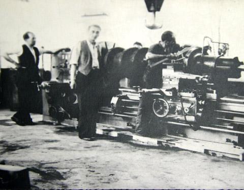 Lavorazione su tornio per rettificare i laminatoi delle acciaierie Ceretti di Villadossola e Cobianchi di Omegna (1950)