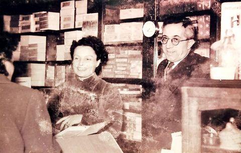 Ubaldo Beltrame e la moglie Maria dietro al banco vendita della prima sede dell'ortopedia, anni Sessanta