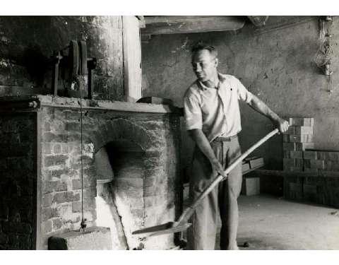 Piero Tolio al lavoro sul forno rotondo 1300°C refrattario a 4 focolai , 1950-53