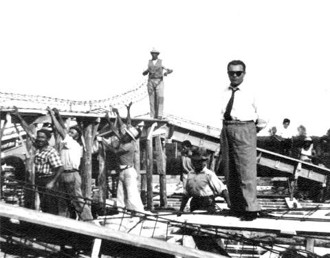 Il Cav. Giuseppe Tieni (con gli occhiali da sole) nel cantiere della Chiesa Ca’ degli Oppi costruita tra il 1952 e il 1953 dalla Tieni costruzioni