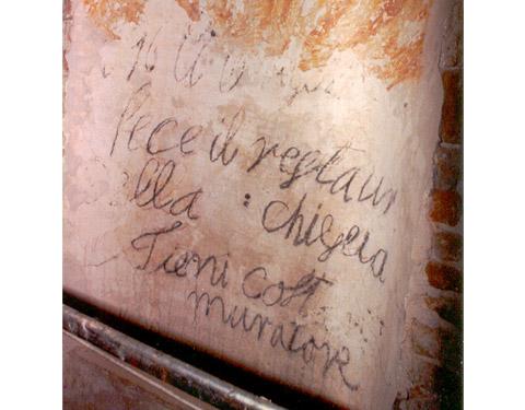 Iscrizione su una lapide all'interno di una nicchia della chiesa di Jana Coeli a Isola Rizza, dove durante recenti restauri è stata rinvenuta una firma di lavori eseguiti da "Tieni Andrea Muratore" tra gli anni 1840 e 1850