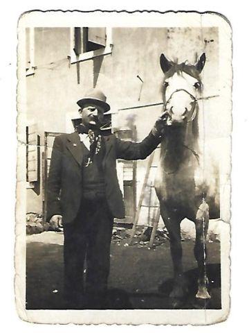 Umberto Brusco ritratto davanti all'osteria, 1909