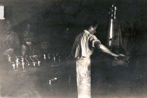 Il momento della chiusura "aggraffatura" delle scatole di tonno, stabilimento Marina di Pizzo, fine anni quaranta 