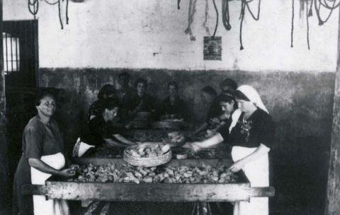 Una delle fasi più delicate della lavorazione del tonno: la selezione dei tranci dopo la cottura, affidata a mani femminili, 1957