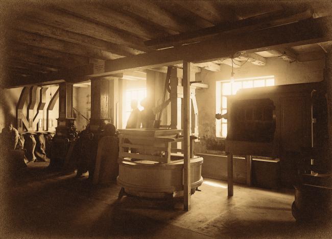 Prime macine a cilindri accanto alle vecchie macine orizzontali, 1921