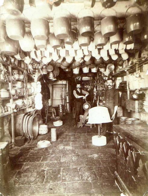 I fratelli Carlo e Domenico Antonio Battaglia nella bottega in cui svolgevano l'attività di ramai, 1906 
