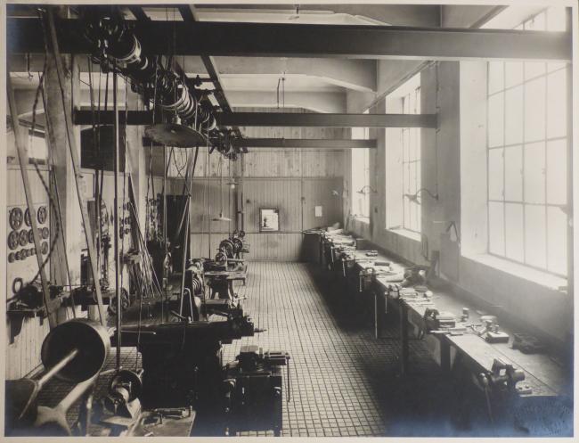 Interno dell'officina per la realizzazione delle protesi, 1923