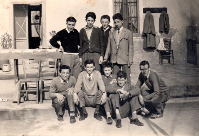 Attilio Amaglio con i suoi compagni di scuola nei campi di bocce, 1954
