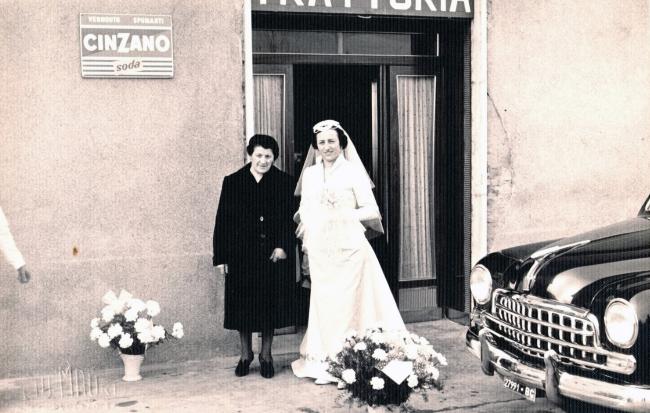 Angela Martinelli con la figlia Dina nel giorno delle sue nozze, 1957
