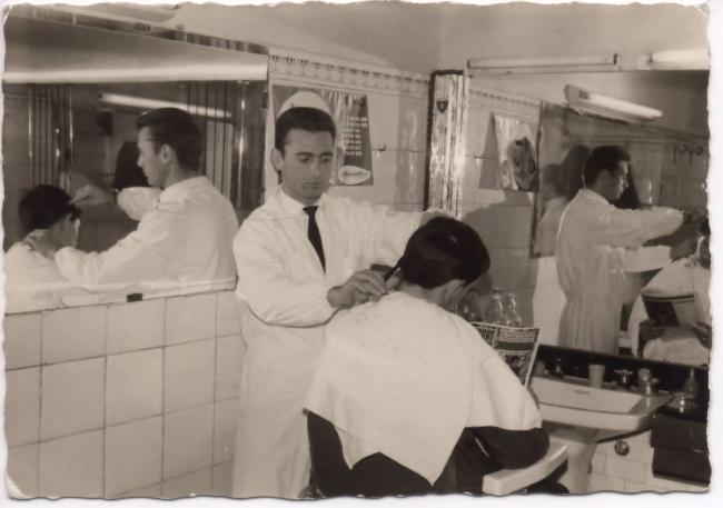 Luigi Rodriquez al lavoro nel salone, anni Sessanta