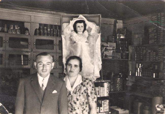 Salvatore Cattaneo e la moglie Lina in negozio il giorno dopo il matrimonio, 1939