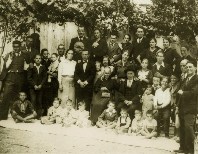 La famiglia Roi con le prime tre generazioni di frantoiani, 1936