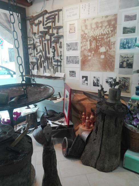 Un angolo della mostra di antichi attrezzi da lavoro realizzata all'interno del negozio, 2022