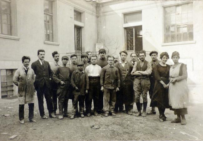 I collaboratori dell'impresa, il secondo a sinistra è il fondatore Mario Cristofolini, anni Venti del Novecento 