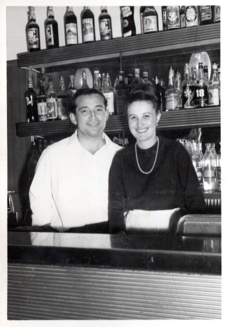 Attilio Amaglio e Amabile Agazzi dietro il bancone del bar, anni Sessanta