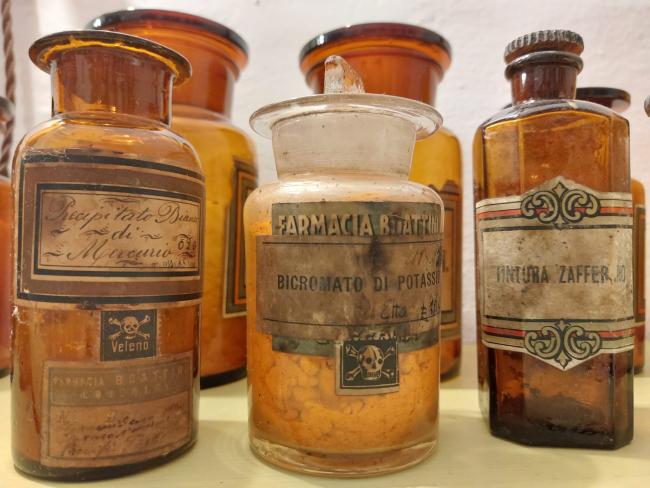 Antiche confezioni di preparazioni farmaceutiche
