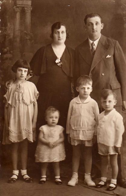 Alfonso Rachello con la moglie Teresa Fermi e i figli Silla, Giuseppe, Giovanni e Andrea, anni Trenta 