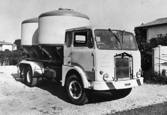 Primo camion per la consegna della farina sfusa, anni Cinquanta