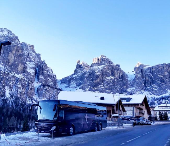 Autobus Gran Turismo Baschetti impegnato in un servizio di noleggio nelle Dolomiti