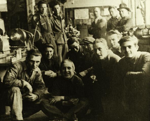 Operai del reparto attrezzeria, 1928