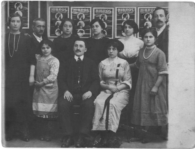 Attilio Nadalini, seduto al centro, fondatore della ditta con le maestranze, Bologna, 1912