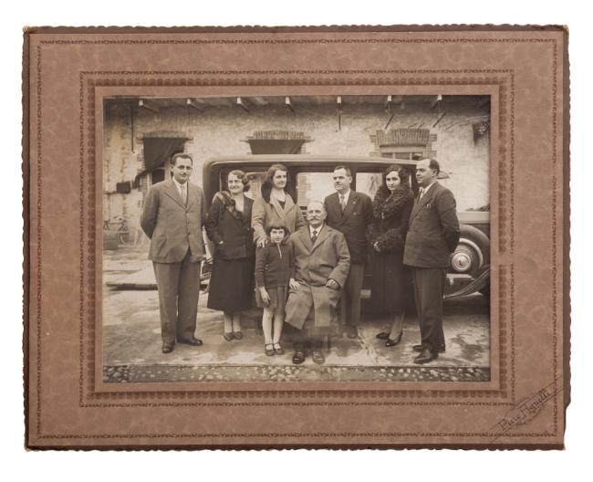 Il fondatore Giuseppe Sebaste, seduto al centro, ritratto con la famiglia, 1937