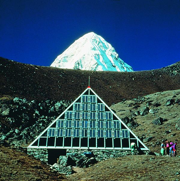 Il Laboratorio Piramide nasce nel 1990, a 5050 metri ai piedi del versante nepalese dell' Everest. Ave equipaggia quadri elettrici ed interruttori.
