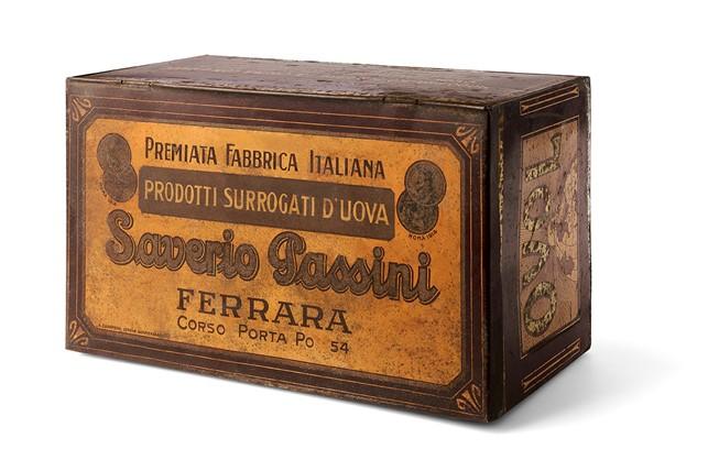 Elegante scatola in metallo contenente piccole confezioni di OVOL (prodotti surrogati d’uova); il preparato per dolci fu ideato e prodotto, sin dal 1914 a Ficarolo (RO) e dal 1928 in poi a Ferrara, 1928