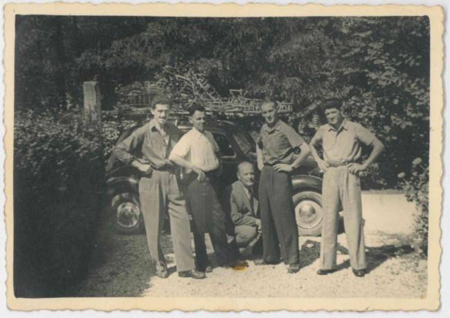 Bortolo Papa, il secondo da sinistra, con i collaboratori, anni Sessanta