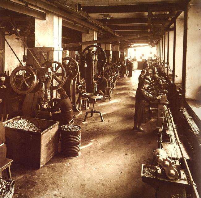 Il reparto tranciatura metalli, 1940
