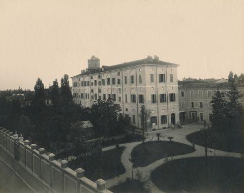 Fabbricato Barnabitico realizzato nel 1839 e giardino detto dei Gelsi e della Ginnastica in una foto del 1931