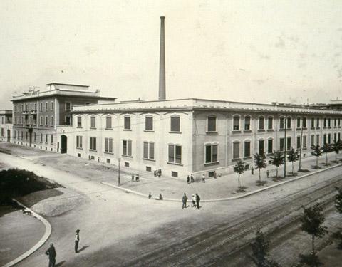 Stabilimento in via Resegone a Milano. Fotografia di Luca Comerio (1915 circa)