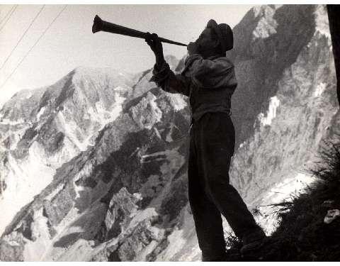 Un operaio dà il segnale di preavviso dell'esplosione delle mine nella cava di carrara (anni trenta)