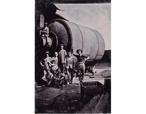 Il primo serbatoio distillatore costruito interamente nell'officina  per le Distillerie lombarde di catrame (1912-1914)