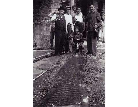 Brindisi di Giovanni Calunghi (a sinistra con il cappello) con i trivellatori allo sgorgare dell'acqua del nuovo pozzo della sede di via Ponte Nuovo (1931-1932)