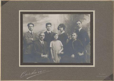 La famiglia Bosisio: in piedi da sinistra i figli Ettore, Ambrogio, Teresa e Riccado. In prima fila Giuseppe (il fondatore dell'attività), la figlia Cesarina e la moglie Giuseppina, anni venti