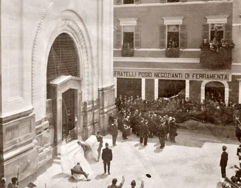 Passaggio del re Vittorio Emanuele III davanti al negozio dei Fratelli Posio (1925)