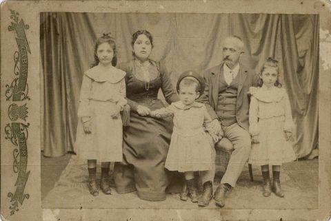 La famiglia Barozzi ai primi del Novecento, seduto Silvio Barozzi fondatore dell'attività, di fianco il figlio Mario  