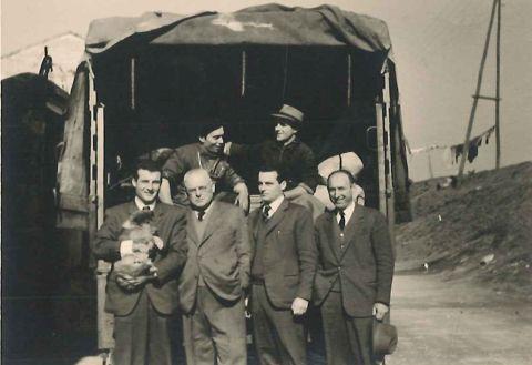Mario Barozzi (secondo da sinistra) con i figli Silvio e Vittorio e alcuni dipendenti, 1960