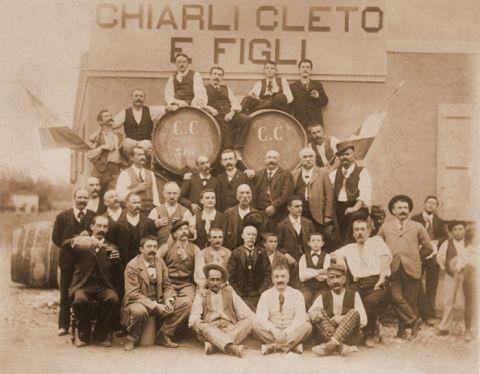 Le mestranze dell'impresa, al centro in seconda fila il fondatore Cleto Chiarli, con mustacchi bianchi e orologio nel panciotto,1895 