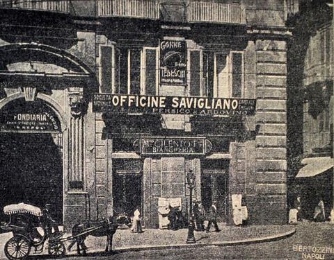 Facciata del palazzo D'Aquino di Caramanico, sede del negozio Cilento. Il palazzo è stato progettato dall'architetto borbonico Ferdinando Fuga. (1905)