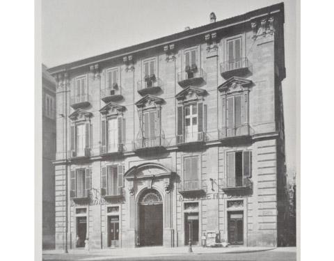 Facciata del palazzo D'Aquino di Caramanico: entrata dello storico negozio Cilento. (1930)