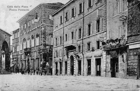 Piazza Plebiscito a Città della Pieve, sulla destra si nota l'insegna Leopoldo Ro…., 1914 