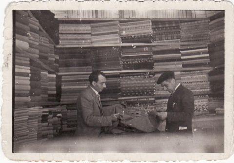 Severino Rossi con un cliente, 1953 
