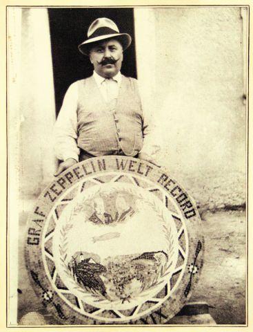 Secondiano Del Savio con il "Tondo" realizzato per il record mondiale conseguito nel 1928 dal dirigibile Zeppelin