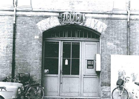 L'esterno della Farmacia Guerrini, gestita dalla Società, 1980 c.a.