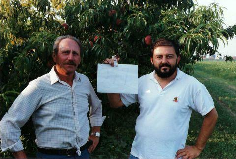 Vittorio Vignuzzi con il tecnico della cooperativa P.E.M.P.A., l'azienda agricola Vignuzzi fu tra le prime che si prestarono alla sperimentazione della confusione sessuale nei parassiti infestanti i pescheti, 1989