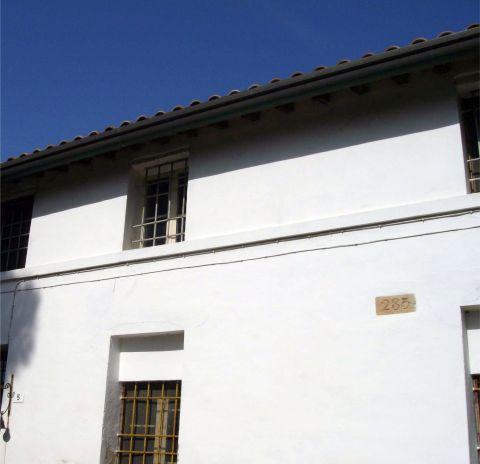 L'abitazione di via Piangipane n. 5 (ex n. 285), sul muro oltre al numero civico attuale un mattone inciso riporta la vecchia numerazione ottocentesca 